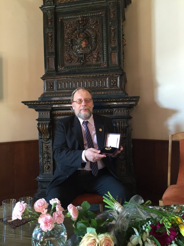 Perlio Vaisietos nuotraukoje: literatūros almanacho „Varpai“ vyriausiasis redaktorius, rašytojas Leonas Peleckis-Kaktavičius ir jo apdovanojimas – aukso garbės ženklas „Nešk savo šviesą ir tikėk“.