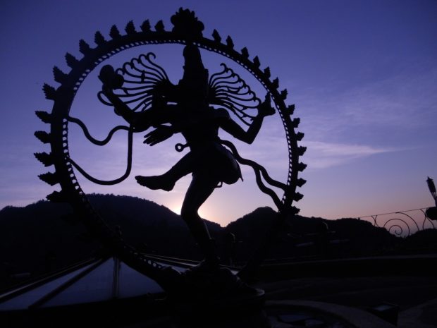 https://upload.wikimedia.org/wikipedia/commons/6/6e/A_statue_of_Nataraja_dancing_Hindu_god_Shiva.jpg