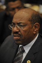 Tarptautinis Baudžiamasis Teismas nuo 2009 metų išdavė jau tris arešto orderius baisiausiais nusikaltimais kaltinamam Sudano prezidentui Omarui Al Baširui, tačiau šį iki šiol dengia galingos jėgos. Wikipedia.org nuotr.