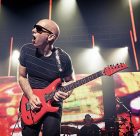 Lietuvoje koncertuosiančio Joe Satriani naujausias albumas užkariavo gerbėjų širdis (video)