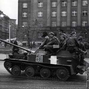 Tankai Prahoje 1968-aisiais. Wikipedia.org nuotr.
