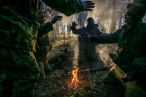 Užkurti ugnį be degtukų. Ši ir kitos fotografijos – Ievos Budzeikaitės.