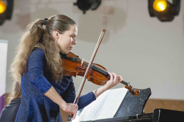 Konkurso laureatė smuikininkė Justina Maria Doerup. Nuotraukų autorius – Egidijus Kindurys.