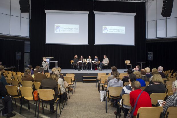 Knygų mugė sutraukia gausybę žmonių, dar nepraradusių susižavėjimo knyga. Organizatorių nuotr.