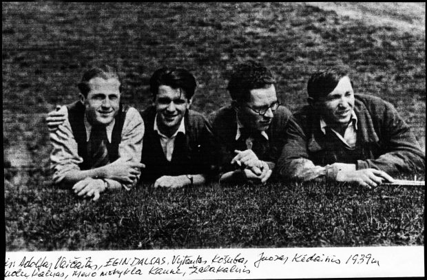 Kurso draugai (iš kairės): Adolfas Vaičaitis, Eugenijus Dalsas, Vytautas Kašuba, Juozas Kėdainis. Ąžuolų kalnas, Kaunas, 1939 m. Leono Peleckio-Kaktavičiaus asmeninio archyvo nuotr.