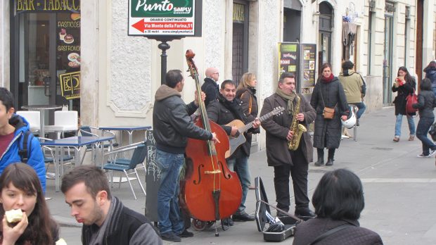 Dravenis ir Guru Guru, kol niekas nemato, uždarbiauja gatvėje kažkokioje šalyje. Asmeninių slaptųjų archyvų nuotr.