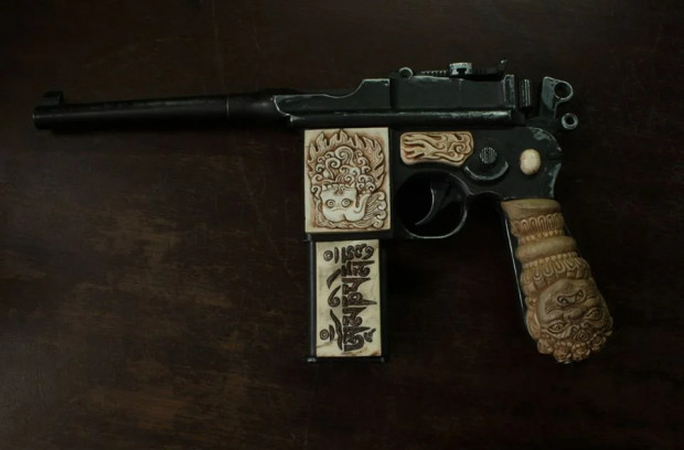 Štai tas mauzeris. https://www.reddit.com/r/Kaiserreich/comments/98egbc/rare_gun_of_baron_roman_von_ungern nuotr.
