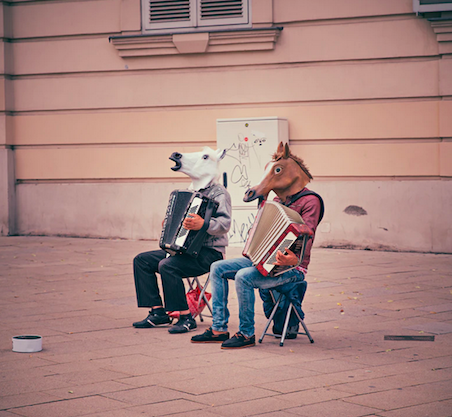 Muzika nesaugiu atstumu. https://unsplash.com/photos/5Fxuo7x-eyg
