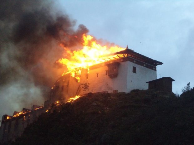 https://dawaknight.blogspot.com/2012/06/wangduephodrang-dzong-on-fire.html