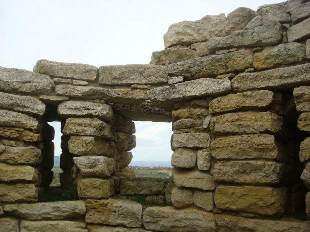 https://en.wikipedia.org/wiki/Nuraghe#/media/File:Su_mulinu_-_vista.jpg