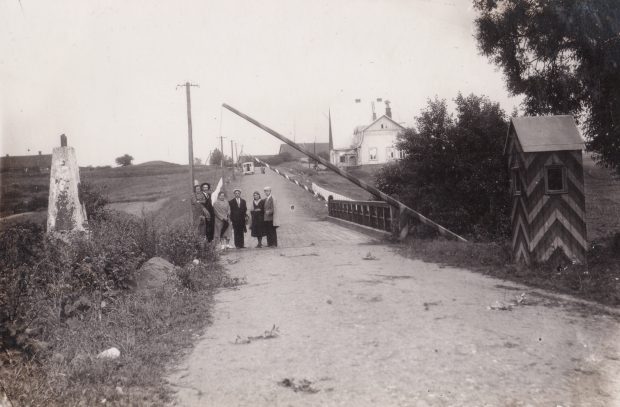 Zarasiškiai prie pasienio užkardos. Fotografija iš Justo Jasėno asmeninio albumo
