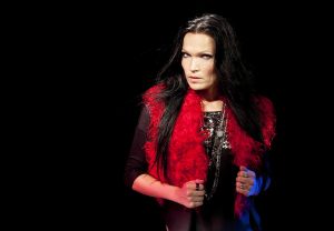 Simfoninio roko karalienė Tarja Turunen rudenį koncertuos Lietuvoje (video)