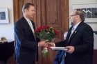 Kultūros ministras Šarūnas Birutis įteikia apdovanojimą „Varpų“ vyriausiajam redaktoriui Leonui Peleckiui-Kaktavičiui. Martyno Ambrazo nuotr.