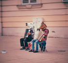 Muzika nesaugiu atstumu. https://unsplash.com/photos/5Fxuo7x-eyg